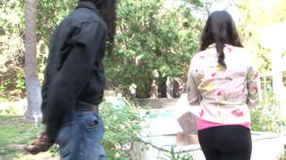 Segatud teen armastab võttes suure musta riista igasse auku