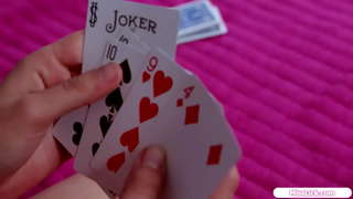 Бландынка з маленькімі сіськамі мае сапраўдную красуню ў сваёй спальні.Яны цалуюцца і смокчуць сіські, перш чым яна ліжа сваю паголеную шапіках.Яна глядзіць на мініяцюрную красуню ў касцюме 69 гадоў.