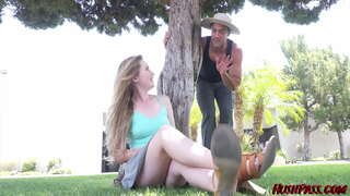 Сэйбл Джонс запрошує Садівника підстригти її Кущ