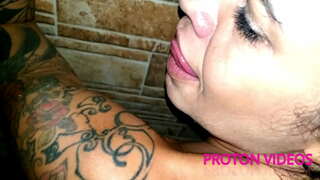 La ducha detrás de las cámaras con la rubia y sensual