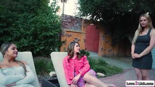 Prekrasna brineta traži novu грудастую мачеху osvetiti svoju drugu мачехе-изменщице.Oni poljubac, i ona liže noge милфы s tetovažama, a zatim подставляет joj lice