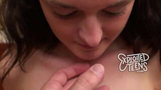 نوجوانوں کے ساتھ لمبی چوٹیوں والی میں سر دیتا ہے اس کی پہلی فحش