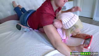 Секси геймърка Ава Синклер напуска играта си и започва да чука пишка на гаджето си и го кара да свърши на големите си цици