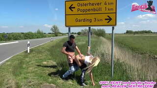 Creampie වීදියේ සමග දුබුරු කාඞ් slut