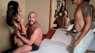 За tras das cameras від виблискуючи carioca відчуваючи двома тверді півні в її киска в той же час в перший раз і закінчуючи всі.