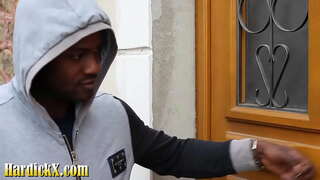 Kenza چوستے ہو جاتا ہے اس کے سابق