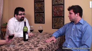 Футфетиш - зани пӯшида зери суфра он