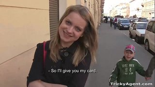 Délicat à l'Agent Sa chatte est humide et serré