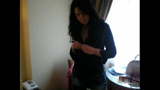 Італійська любителька Ліллі роздягається і мастурбує