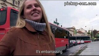 Eurobabe Zuzana tarodd gyda dieithryn ar gyfer rhywfaint o arian