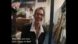 Секси брюнетка домакиня трахается на работното място