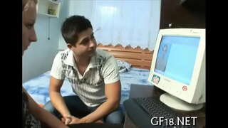 Сладък совершеннолетняя момиче-тийнейджърка стои рак