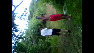 Раїса даючи в кущах