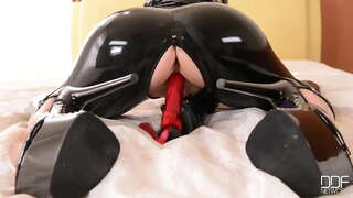 Lucy tinatangkilik ang kanyang vibrator