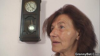 Šivanje stare bakice i dječaka