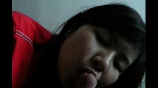 Азіатська аматорська повія робить мінет пальцями