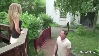 Nhỏ mỏng Thiếu niên bởi chủ nhà bởi vì các khoản nợ 