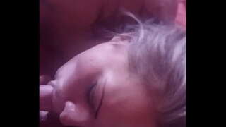 Mexicana madura rubia nalgona tragando de material seminal