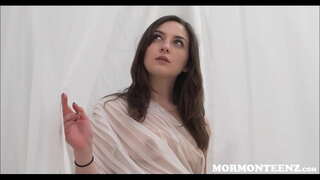 Young Mormon Lány Bors Xo Szar Templom Főnökök Kakas Mögött Egy Fehér Lap