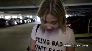 Americanaidd ass mawr melyn ganu yn yr awyr agored