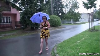 Зріла мама і підліток лесбійки трахають одна одну іграшками