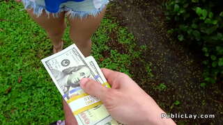 Плавуша са пузырчатым уназад јебе у гаражи у јавности