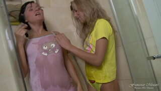 ���ੋ ਲੈਸਬੀਅਨ ਕਿਸ਼ੋਰ ਹੈ, ਇੱਕ ਅਸਲੀ orgasm ਨਾਲ ਗਦਾ ਦਿਲ੍ਡੋ ਵਿਚ ਸ਼ਾਵਰ