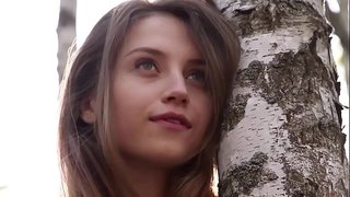 Shirin yosh xonim Nikolina kiyimlarini o'rmonda olib tashlaydi