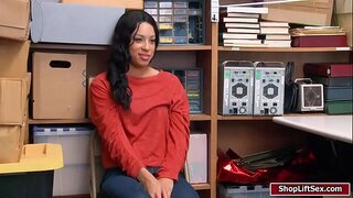 LP recupera os elementos roubados e, a continuación, fode a shoplifter