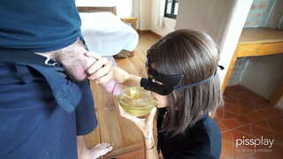 Messy Deepthroat Gagging kuba Slave kubekho inkqubela - Drinks bowl ka-pee!