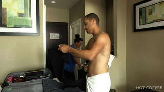 LAYANAN KAMAR! Amba jarahan Pirang bakal bajingan doggy style dening tamu lan squirts ing dodo.