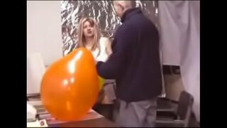 Sex w biurze z balonu