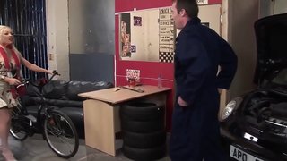 Dirua ez DUTEN milf likatsua naturan ordaintzen dena egin du bere burua