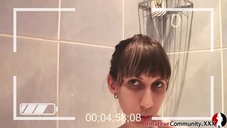 Ratsy teen miafina ao amin'ny trano fidiovana ny rantsan-tànany ny tenany