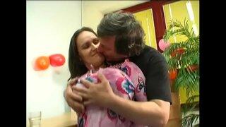 ���ત્સાહી છોકરી જેની સાથે મોટી કુદરતી ડીંટડી નહીં banged પાછળ