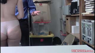 Anhygoel o titw a gwych brunette teen ass yn cael fucked yn y swyddfa gan cop llwgr