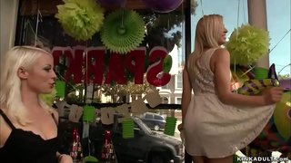 Blondínka lezdom Lorelei Lee zappers klitoris na submisívny blond babe Zoey Monroe, zatiaľ čo ona je spútané a pripútaný potom Pán Pete análny nej šuká vo verejných Bday shop