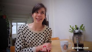 Afeccionado Rapaza Fregando O Seu Untrimmed Mato