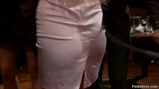 Blonde elskerinne Lorelei Lee bringer varm store pupper blonde slave Riley Evans på offentlig fest, og gjør henne bøyd over bordet doggy gangbang knullet