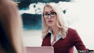 Paauglių stepdaughters turėjo kai kurių problemų darbe su savo MILF bosas