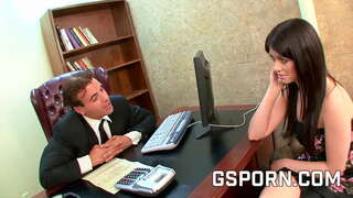 Sexy brunette sekretær milf knullet hardt med ansiktet cum