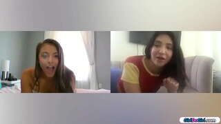 Подружки-студентки вирішують використовувати свої іграшки під час відеозв&#039;язку.Грудаста красуня затикає анальну дірку в свою дупу, в той час як брюнетка з маленькими цицьками насаджується дупою на іграшку