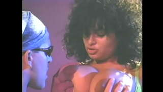 Horny dude eguzkitako betaurrekoak fucks slutty ebony puta gogor bere hairy cunt