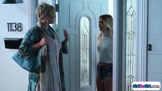 Бландынка звязваецца са сваім зводным братам праз грудастую милфу-медыума.Яны цалуюцца, і носьбіт у аправе.Малая з маленькімі сіськамі трахацца тварам да твару са сваёй паголенай шапіках