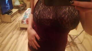 עושה stip לרקוד מול המראה מראה הפטמות